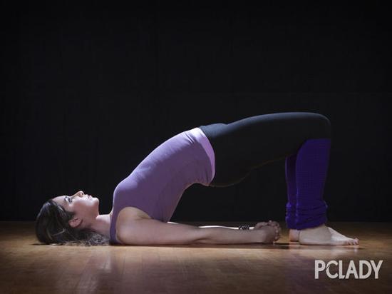 動作一：仰臥直腿懸空交叉