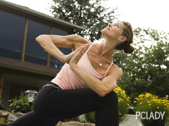 動作三：原地俯身扭腰