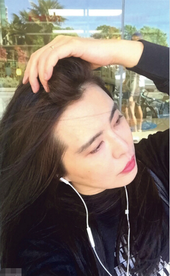 王祖賢聽歌玩自拍，輕撥秀發(fā)的左手被留意到無名指戴著戒指，粉絲猜測是否已閃