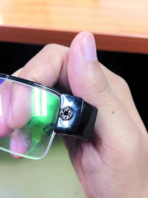 鏡框配有攝像頭