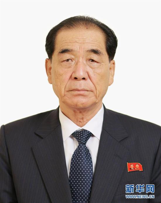 這是朝中社公布的朝鮮勞動(dòng)黨政治局常委樸鳳柱的肖像。朝中社5月11日公布了新當(dāng)選的朝鮮勞動(dòng)黨政治局常委的肖像。在朝鮮勞動(dòng)黨第七次全國代表大會(huì)上，金正恩、金永南、黃炳誓、樸鳳柱、崔龍海當(dāng)選為新一屆朝鮮勞動(dòng)黨政治局常委。新華社/朝中社