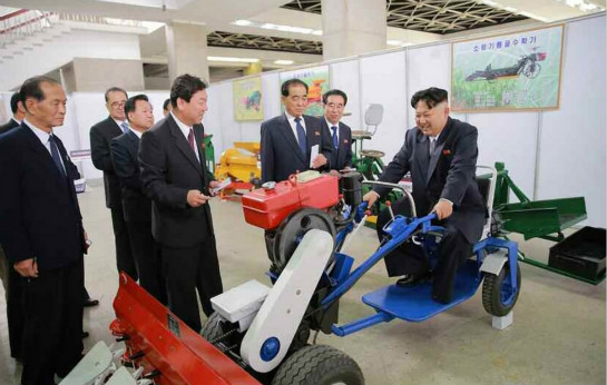  親自開農(nóng)耕機(jī)械車輛