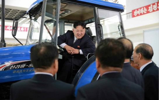  親自開農(nóng)耕機(jī)械車輛