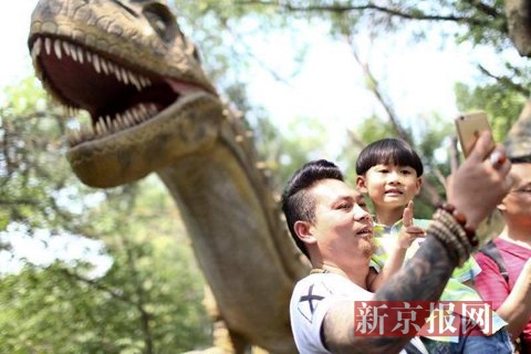 北京最大的戶外恐龍園在石景山游樂園開門納客。新京報(bào)記者 浦峰 攝