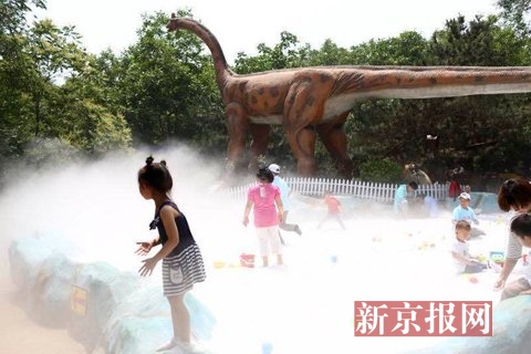 北京最大的戶外恐龍園在石景山游樂園開門納客。新京報(bào)記者 浦峰 攝