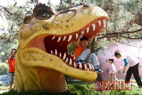 北京最大的戶外恐龍園在石景山游樂園開門納客。新京報(bào)記者 浦峰 攝