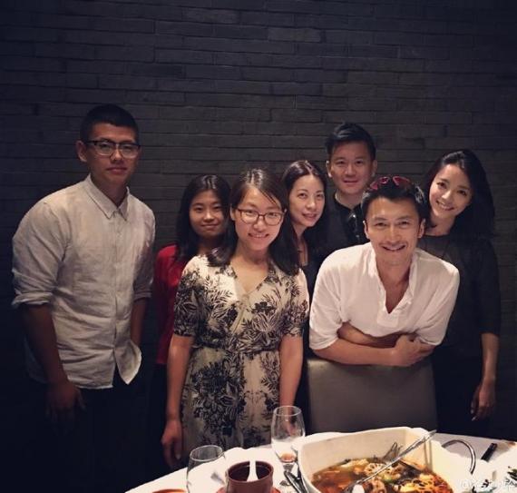 跟王菲一起后 謝霆鋒連穿衣風(fēng)格都和她一樣了