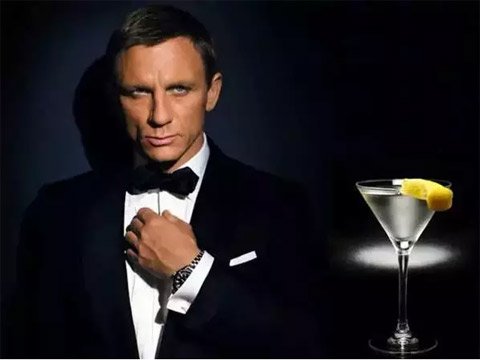 007在電影里總是有享用不盡的美酒。