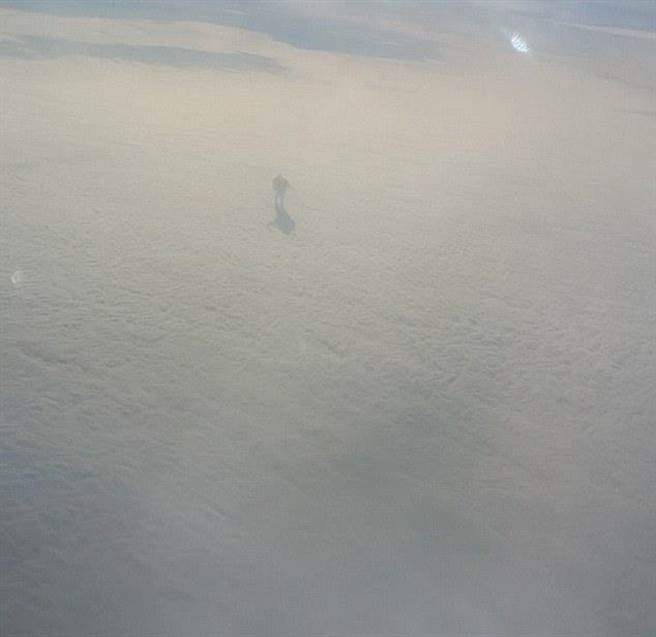 有些比較理性的網友則說，這其實是一家發(fā)電廠的兩道煙堆迭在對方上面。