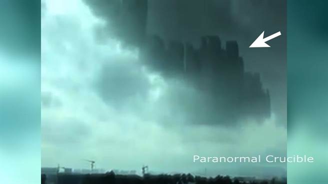 去年十月，有成千上萬的中國人聲稱他們看到了在天空中「漂浮的城市」。