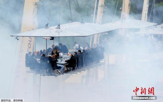“空中晚宴”：數(shù)千食客40米高空享用饕餮盛宴(圖)