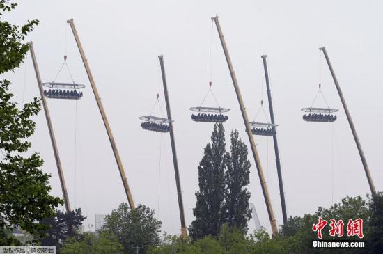 “空中晚宴”：數(shù)千食客40米高空享用饕餮盛宴(圖)