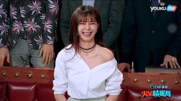 沈夢(mèng)辰露肩照