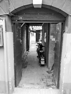 圖中窄小的過道就是中介所說的“學(xué)區(qū)過道”。