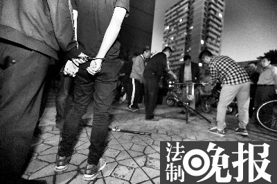 執(zhí)法人員帶嫌疑人在芳群園小區(qū)指認現(xiàn)場  攝/記者 柴程