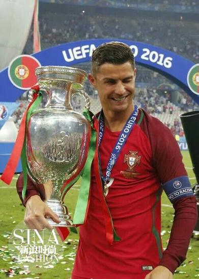 C羅捧杯，給你個(gè)喜悅的小眼神