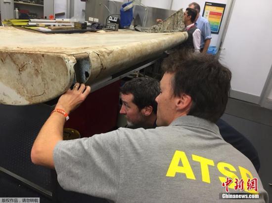 資料圖，澳大利亞堪培拉，澳大利亞和馬來西亞雙方人員對在坦桑尼亞發(fā)現(xiàn)的飛機(jī)碎片進(jìn)行研究，雙方將對碎片是否屬于失事的馬航mh370航班客機(jī)進(jìn)行核實(shí)。