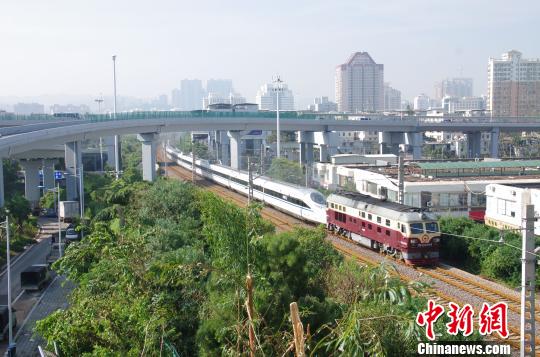 臺風過后內(nèi)燃機車助廈門動車組“脫困”（圖）