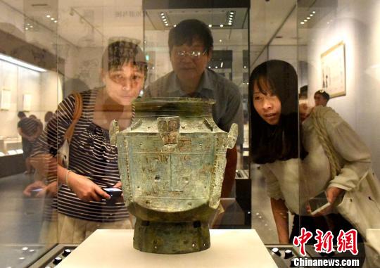 三星堆和金沙遺址出土文物精華展引發(fā)市民參觀熱潮。周樂君攝