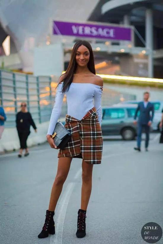 發(fā)現(xiàn)了吧，今年流行的針織衫總體來說不太Care實(shí)用這件事，美貌度遠(yuǎn)大于實(shí)用性~至于要不要跟風(fēng)，就看自己的衣柜配置了。