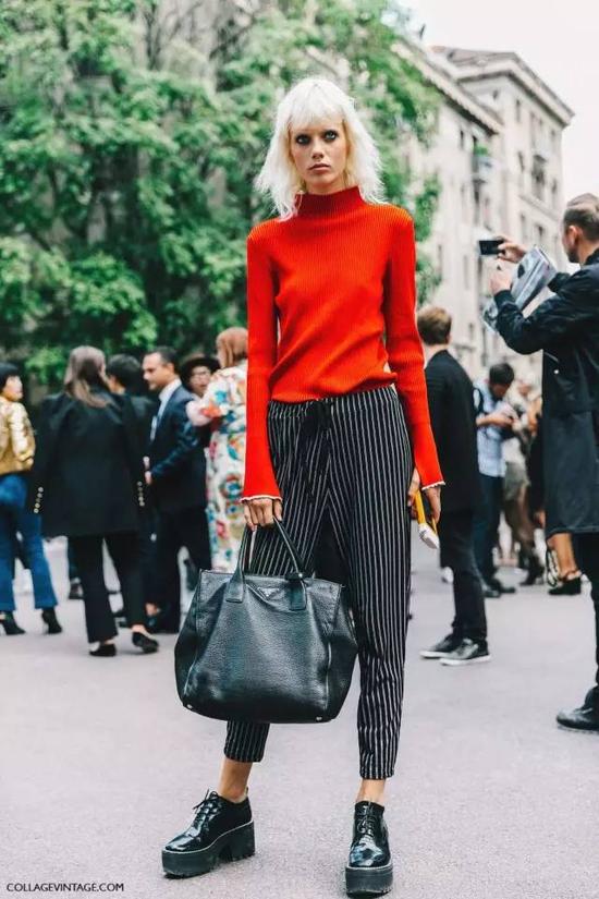 顏色不同的袖口，也會(huì)讓超長(zhǎng)袖的設(shè)計(jì)感更突出。▼