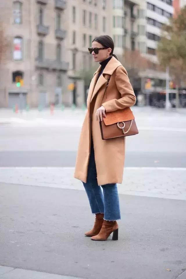學(xué)會oversized外套+短靴的經(jīng)典套路，讓你美成一道街景