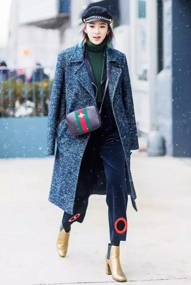 學(xué)會oversized外套+短靴的經(jīng)典套路，讓你美成一道街景