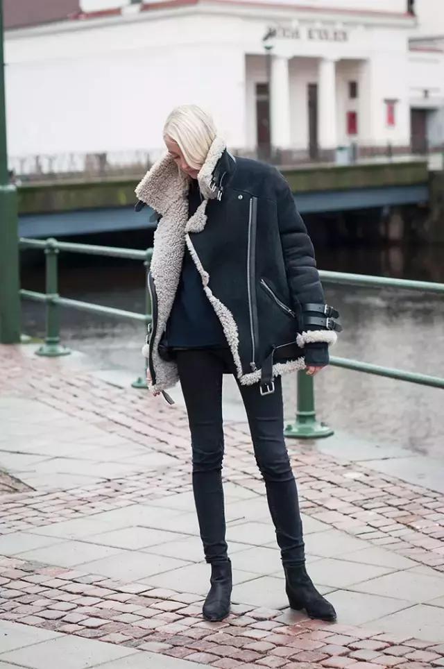 學(xué)會oversized外套+短靴的經(jīng)典套路，讓你美成一道街景