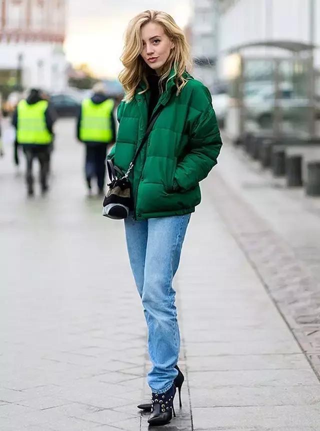 學(xué)會oversized外套+短靴的經(jīng)典套路，讓你美成一道街景