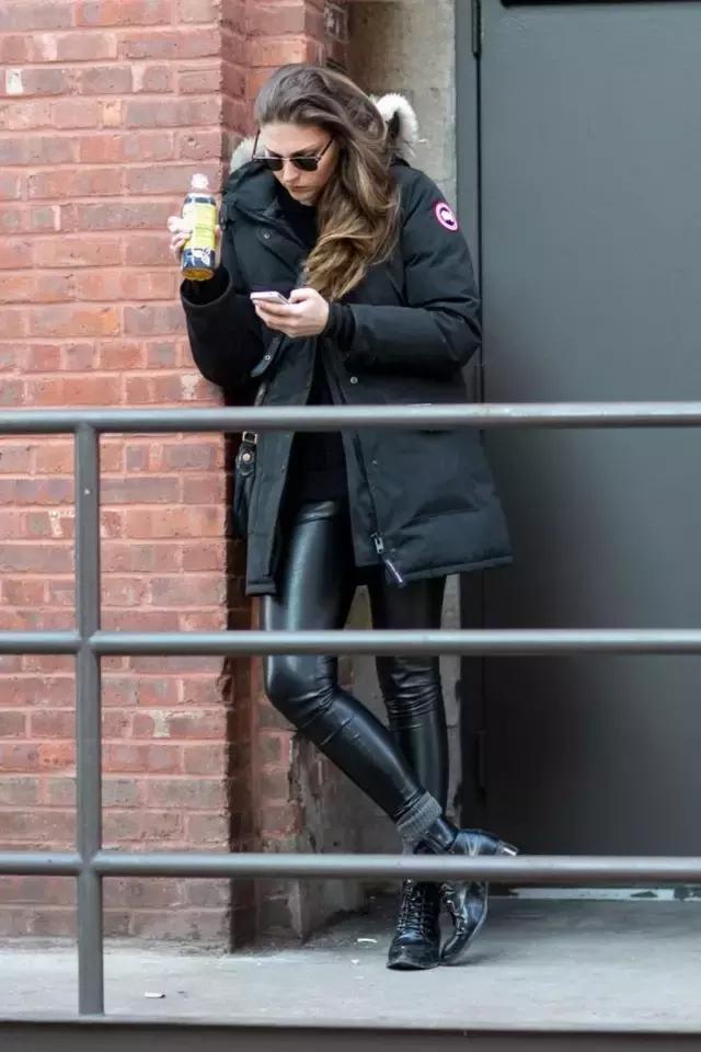 學(xué)會oversized外套+短靴的經(jīng)典套路，讓你美成一道街景