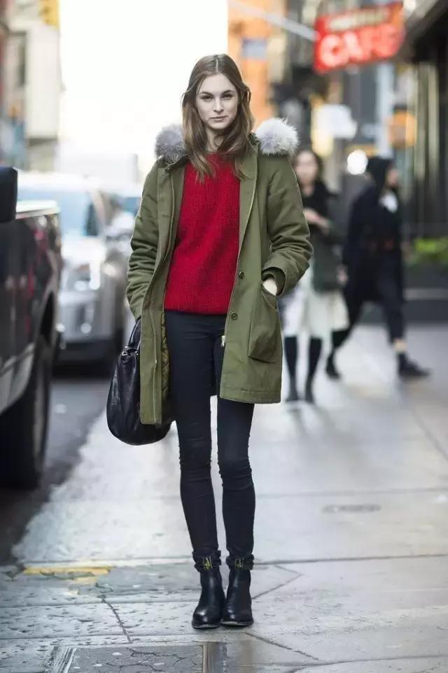 學(xué)會oversized外套+短靴的經(jīng)典套路，讓你美成一道街景