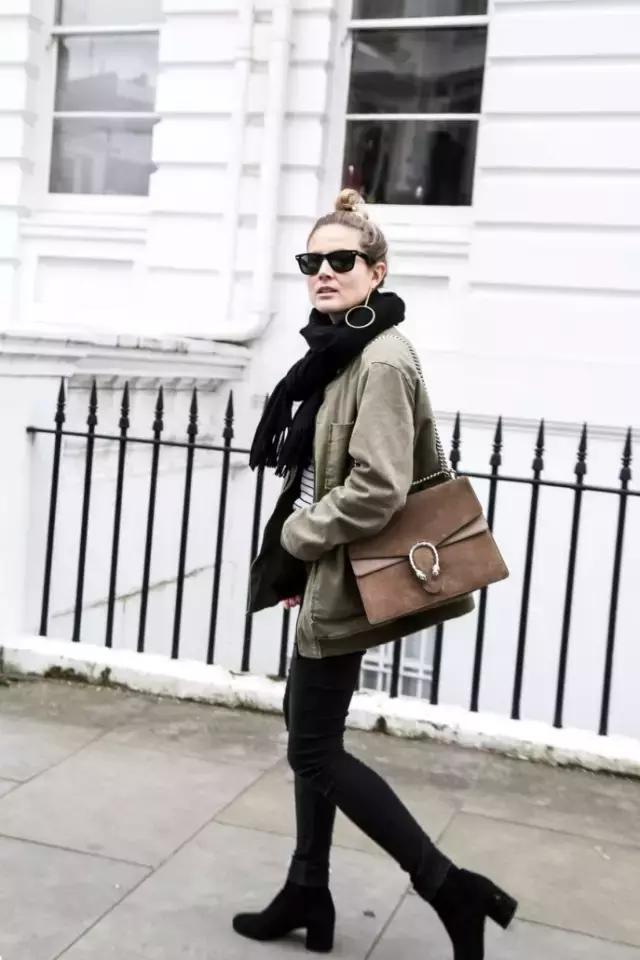 學(xué)會oversized外套+短靴的經(jīng)典套路，讓你美成一道街景