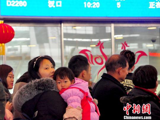 一名兒童在母親的懷抱中候車。吳正琪攝