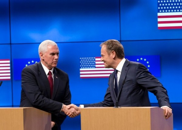 彭斯（左）與圖斯克（右）會面時，身后顯示了錯誤的美國國旗。