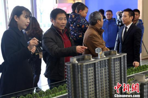 市民在一家樓盤內(nèi)咨詢。泱波 攝