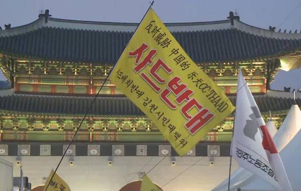 當(dāng)?shù)貢r(shí)間25日晚，韓國(guó)總統(tǒng)樸槿惠“親信干政”丑聞爆發(fā)后的第17輪周末燭光集會(huì)示威在首爾市中心光化門廣場(chǎng)舉行。示威民眾手舉“彈劾樸槿惠”“延長(zhǎng)檢方調(diào)查”等標(biāo)語(yǔ)，高喊口號(hào)。