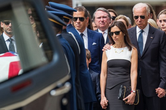 2015年6月6日，在博·拜登的葬禮上，亨特·拜登（右三）站在海利（右二）旁邊