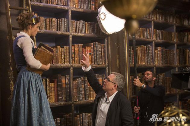 艾瑪-沃特森與《美女與野獸》導(dǎo)演比爾-康頓