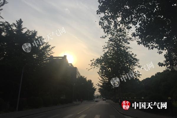 芒種首日北京將迎降雨 明天氣溫?cái)嘌率奖┑?0℃