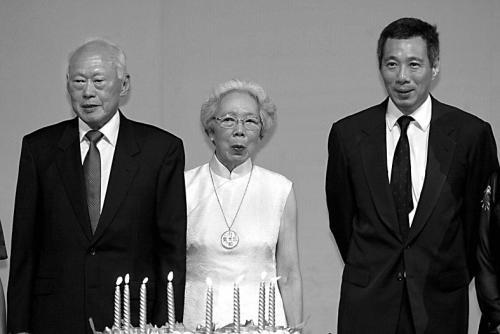 左圖是李光耀、夫人柯玉芝與李顯龍的合照.jpg