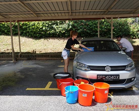 新加坡美姐穿熱褲洗車做慈善.jpg