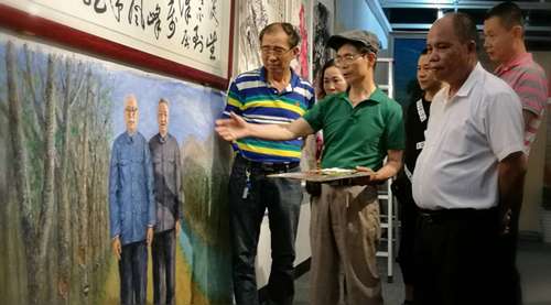 圖為《中國(guó)故事展》兩位總策展人蔡騰(香港著名畫家、圖中)與陳勇耀(著名攝影家、特林兵博物館館長(zhǎng))研究作品《葉劍英與習(xí)仲勛的橡膠夢(mèng)》.jpg
