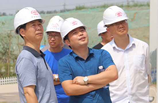 1、中國(guó)鐵建十八局集團(tuán)工程管理部部長(zhǎng)劉剛、鄭阜鐵路項(xiàng)目經(jīng)理周大勇、四公司項(xiàng)目書(shū)記許桃元在現(xiàn)場(chǎng)辦公（劉映紅 伍振 攝）.JPG