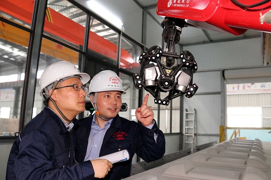 2、中國(guó)鐵建十八局集團(tuán)鄭阜高鐵項(xiàng)目部黨工委書(shū)記劉映紅、四公司項(xiàng)目書(shū)記許桃元在無(wú)砟軌道外形尺寸3D智能檢測(cè)系統(tǒng)研究檢測(cè)技術(shù)（伍振 攝）.JPG