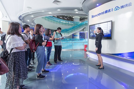 騰訊解說員給記者團(tuán)講解.jpg