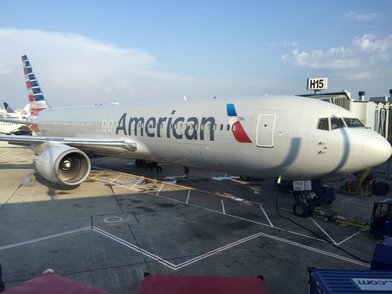 停在芝加哥奧黑爾機(jī)場的AA客機(jī)? 圖源：Youtube