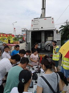 廣東移動(dòng)設(shè)置便民服務(wù)點(diǎn)，利用應(yīng)急通信車外接電源，為群眾提供手機(jī)充電等服務(wù) - 副本.jpg