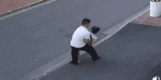 要錢(qián)不成男子當(dāng)街毒打老母親 她卻說(shuō)未受傷不追究