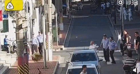 要錢(qián)不成男子當(dāng)街毒打老母親 她卻說(shuō)未受傷不追究