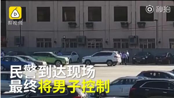 要錢(qián)不成男子當(dāng)街毒打老母親 她卻說(shuō)未受傷不追究